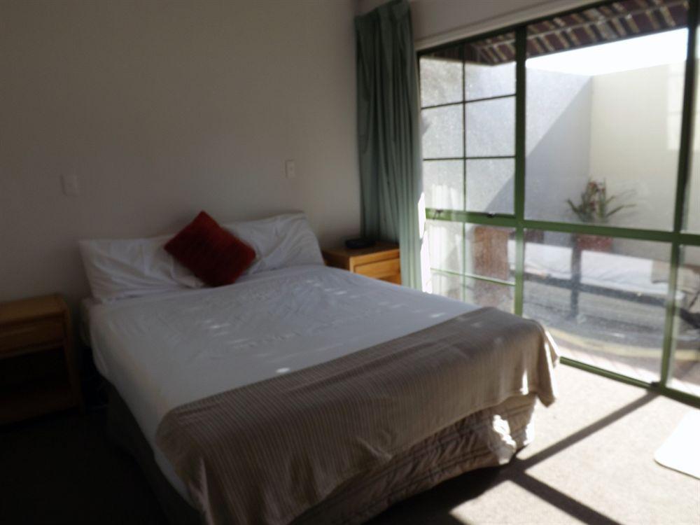 Karaka Tree Motel Taupo Ngoại thất bức ảnh